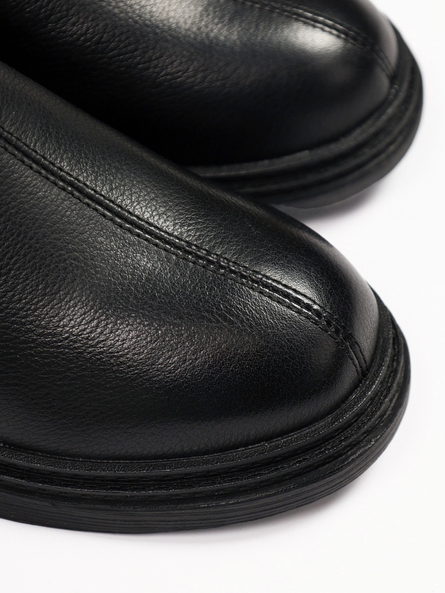 Ботинки черного цвета на среднем широком каблуке